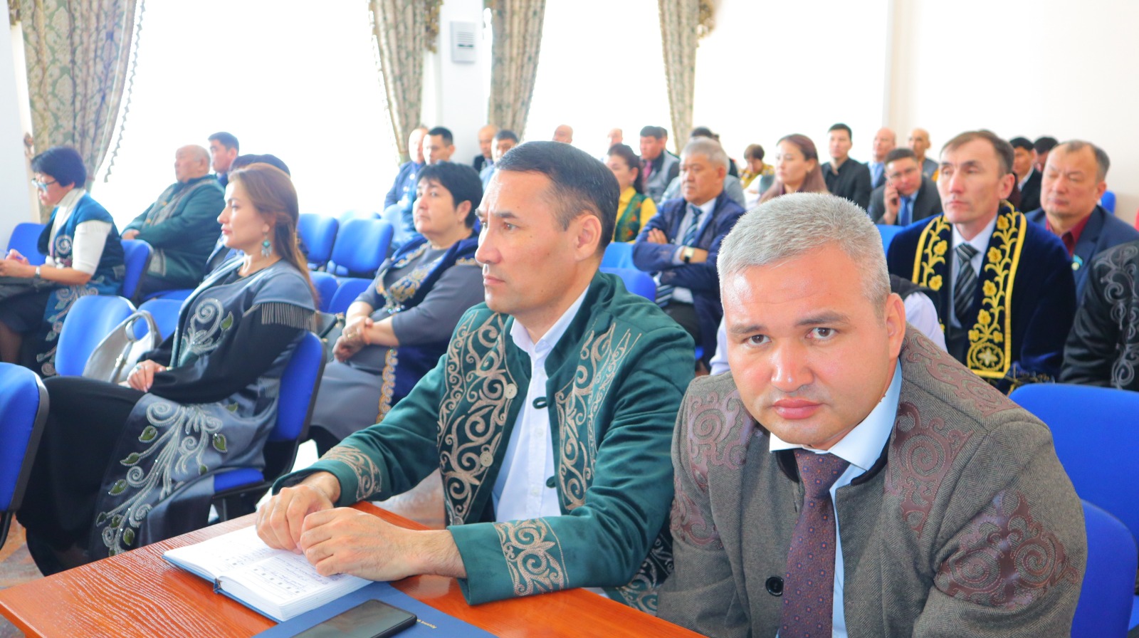 Арқалық қаласының әкімі Әмірхан Асановтың аппарат жиыны ұлттық киіммен өтті