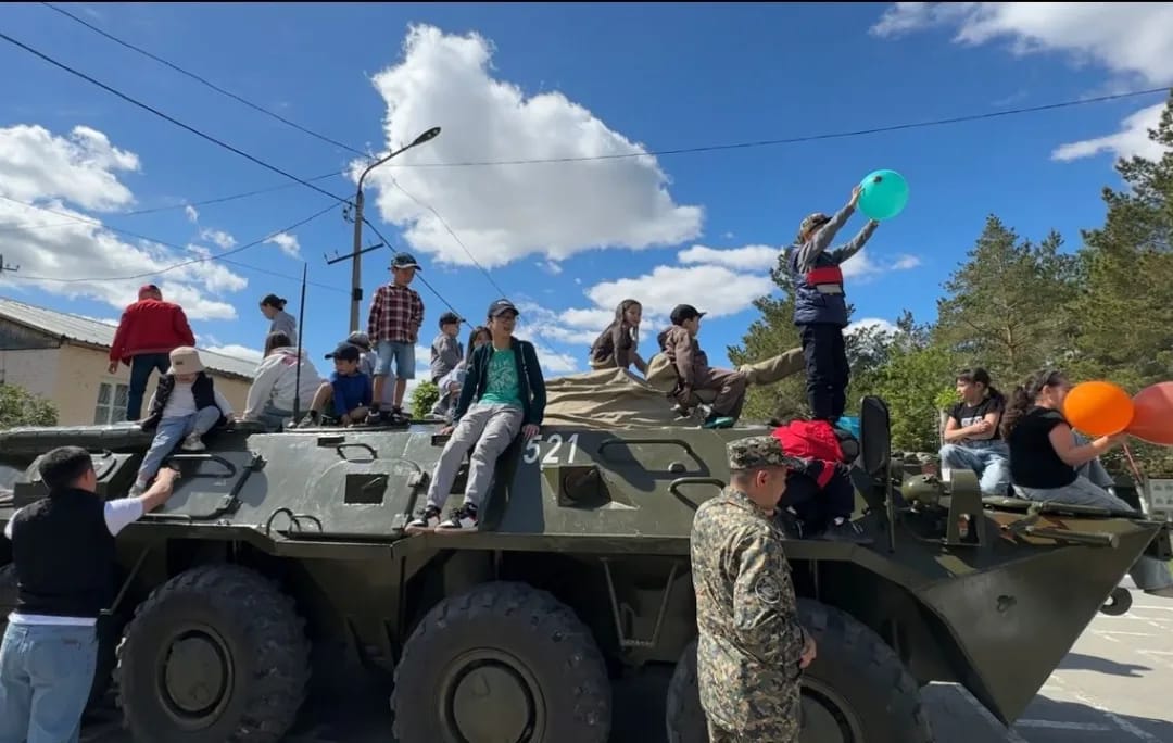 Әскери бөлім балғындарға тосынсый жасады