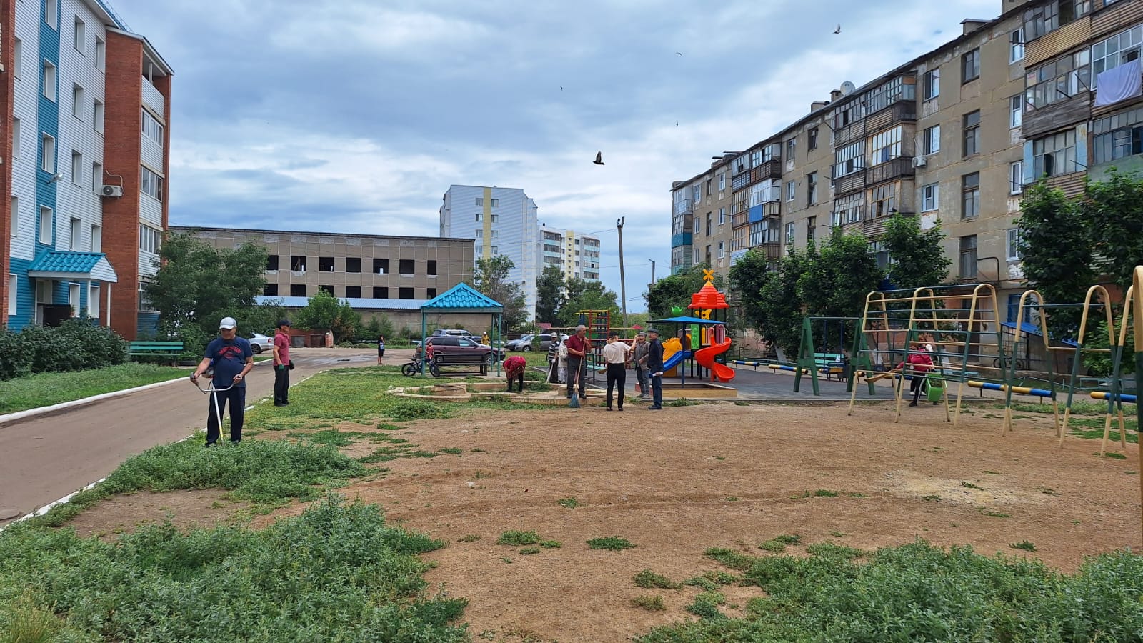 Арқалықта әкімдік өкілдері мен мектептер ұжымы сенбілікке шықты