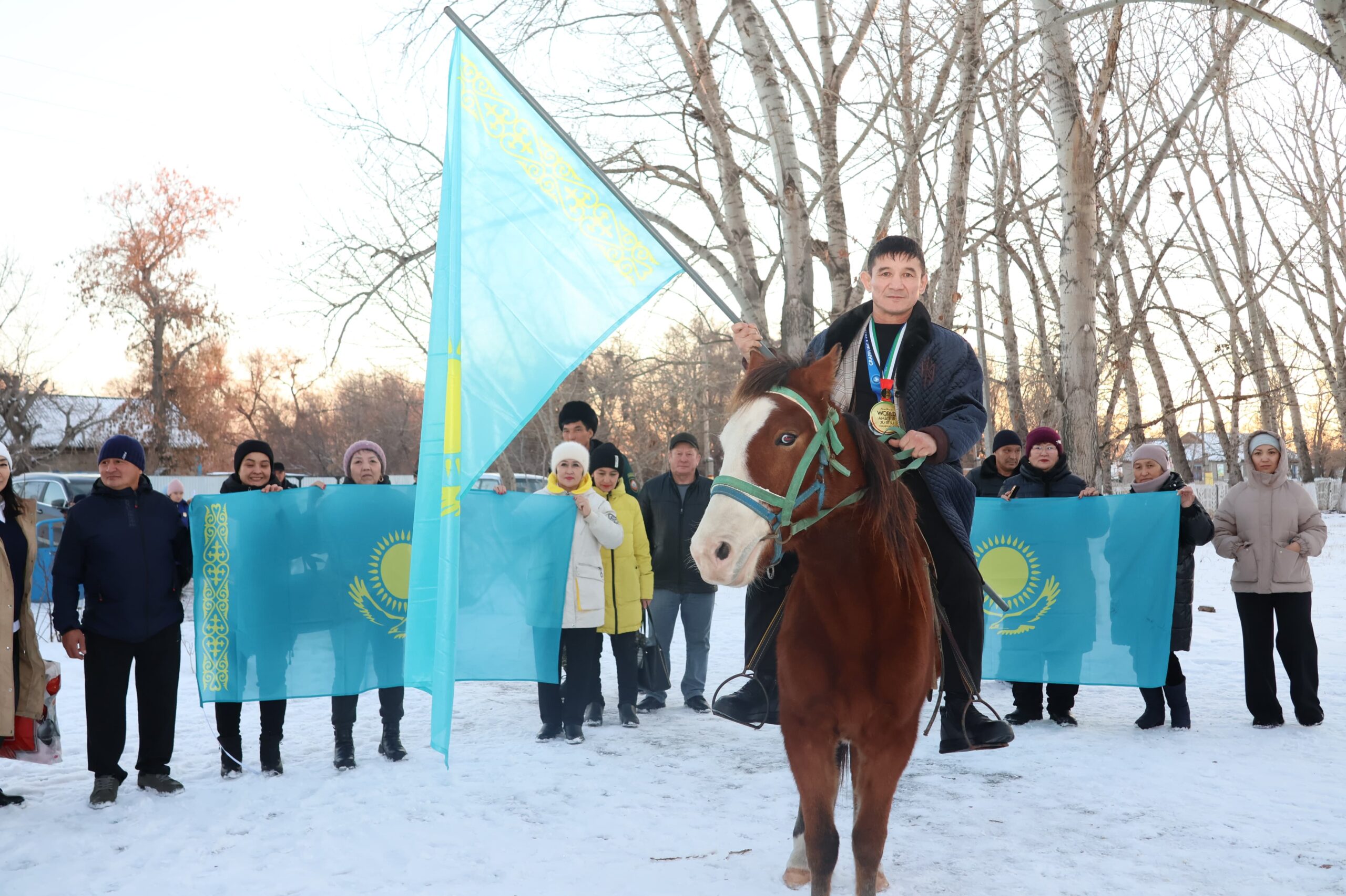 Шиліліктер Әзім Әбдіркеновке ат мінгізіп, шапан жапты