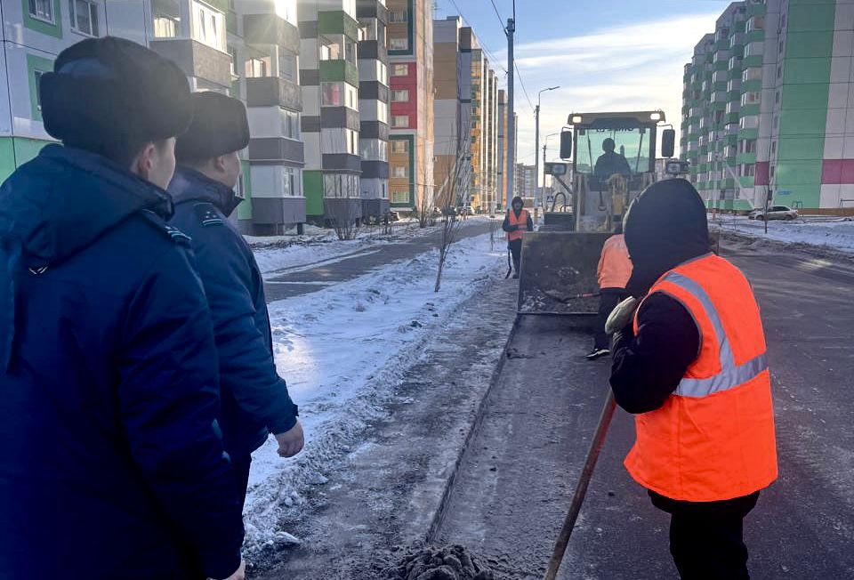 Әкімдік өкілдері жарықтандырылмаған көше мен жолдан тазартылмаған мұз үшін жауапқа тартылды