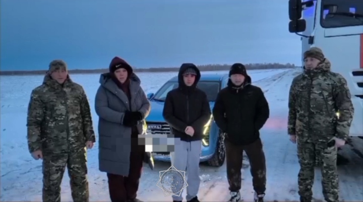 ТЖМ қызметкерлері қар құрсауында қалғандарға көмек көрсетті