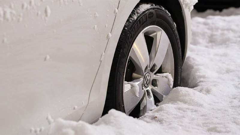Құтқарушылар автокөлікті қар құрсауынан шығарды