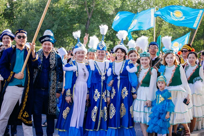 Президент: Бет-жүзімізді тұмшалайтын қара киімнен ұлттық киімдеріміз әлдеқайда артық