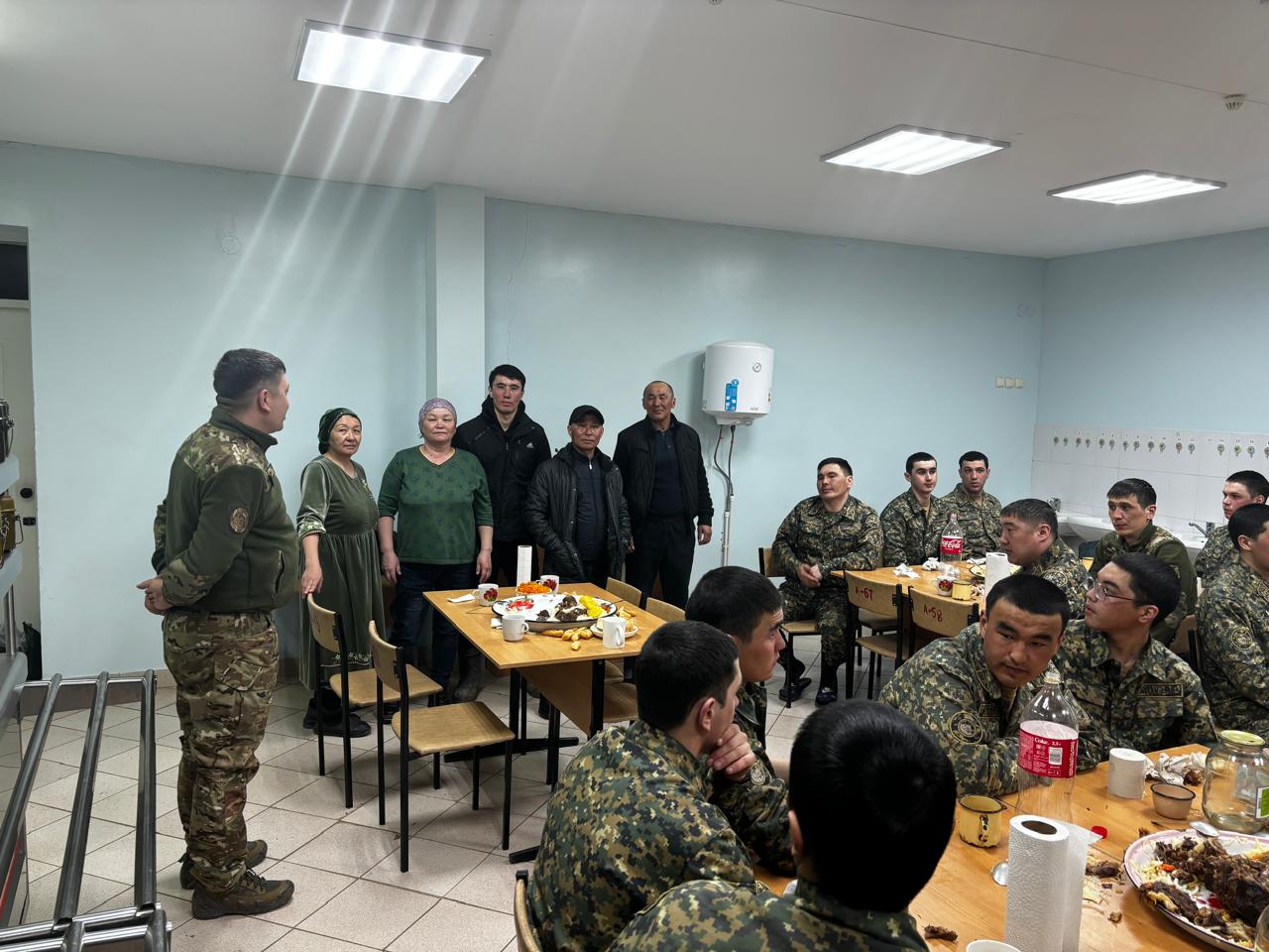 Ақкөл ауылының тұрғындары әскери қызметкерді туған күнімен құттықтады