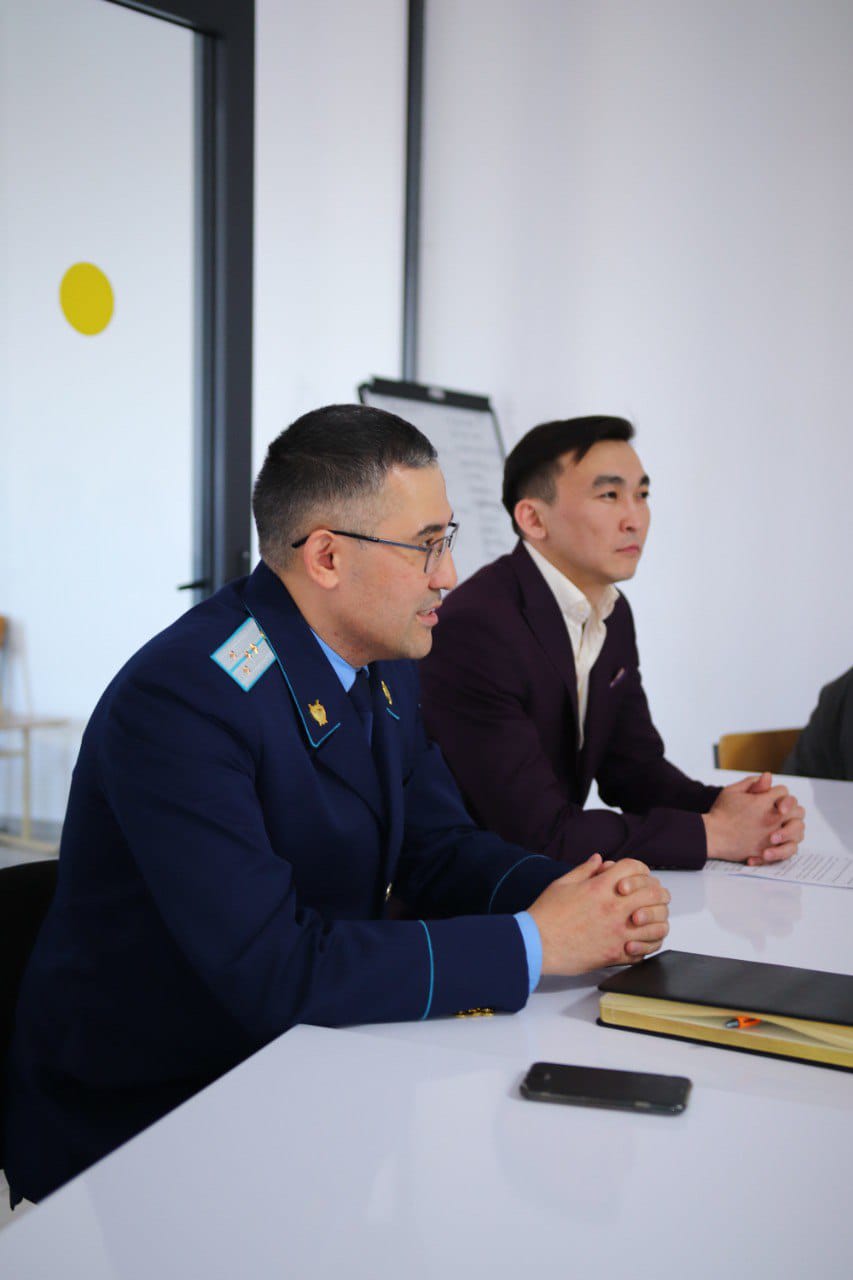 “Заңды білмеген – өмір бағытын білмейді”: ҚИнЭУ-де жастармен заң тақырыбы талқыланды