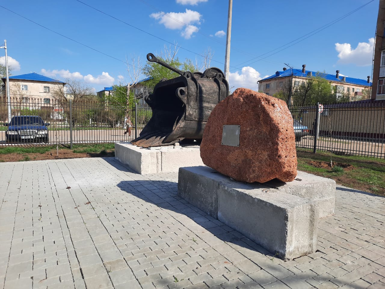 Арқалықта алғаш кен қопарған экскаватордың шөміші музей алдына қойылды