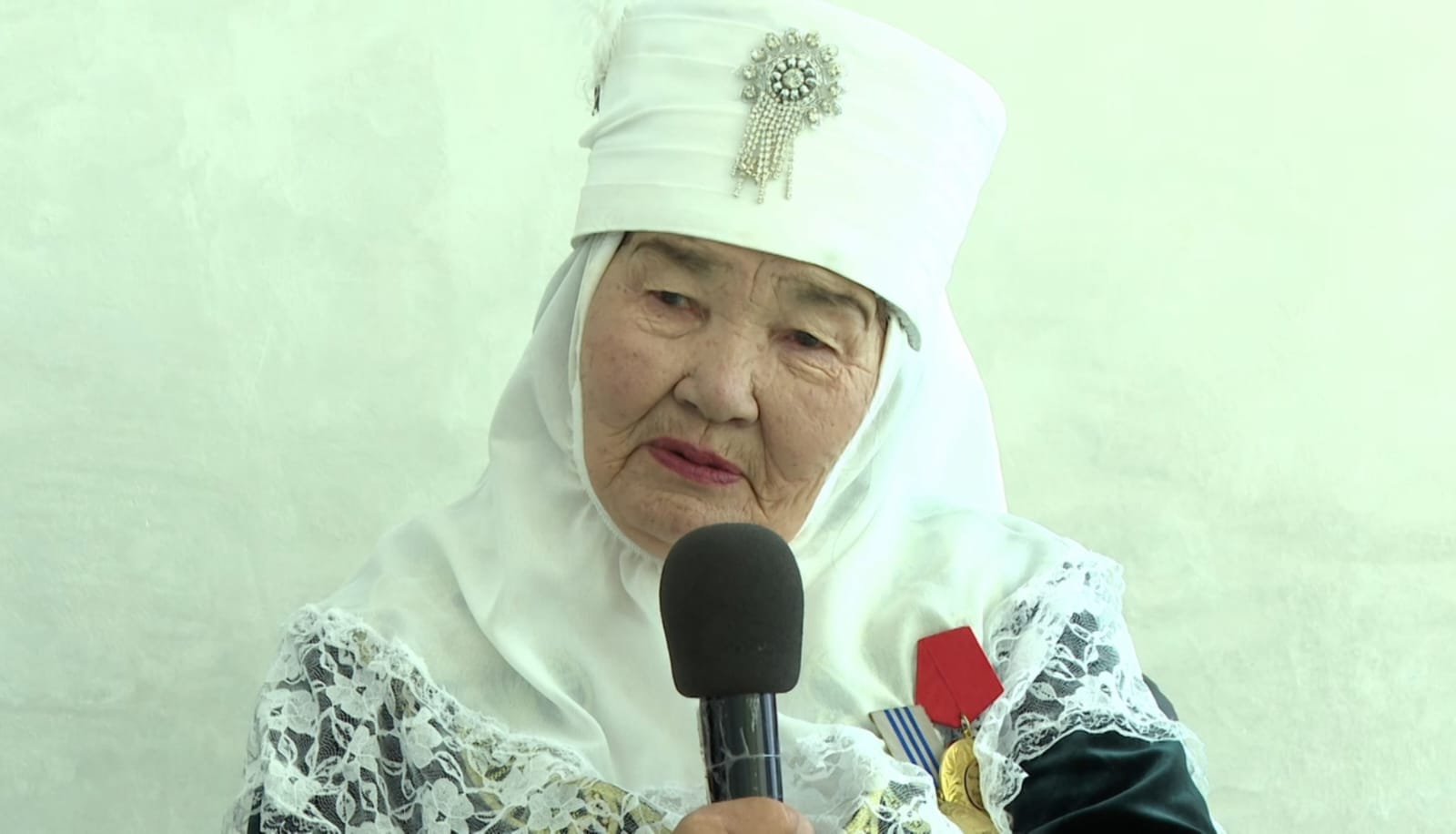 Алпыс жылда алпысқа жуық ән арнаған