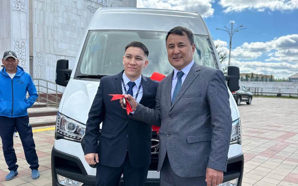 Арқалық қазақ жасөспірімдер театрына шағын автобус сыйға тартылды