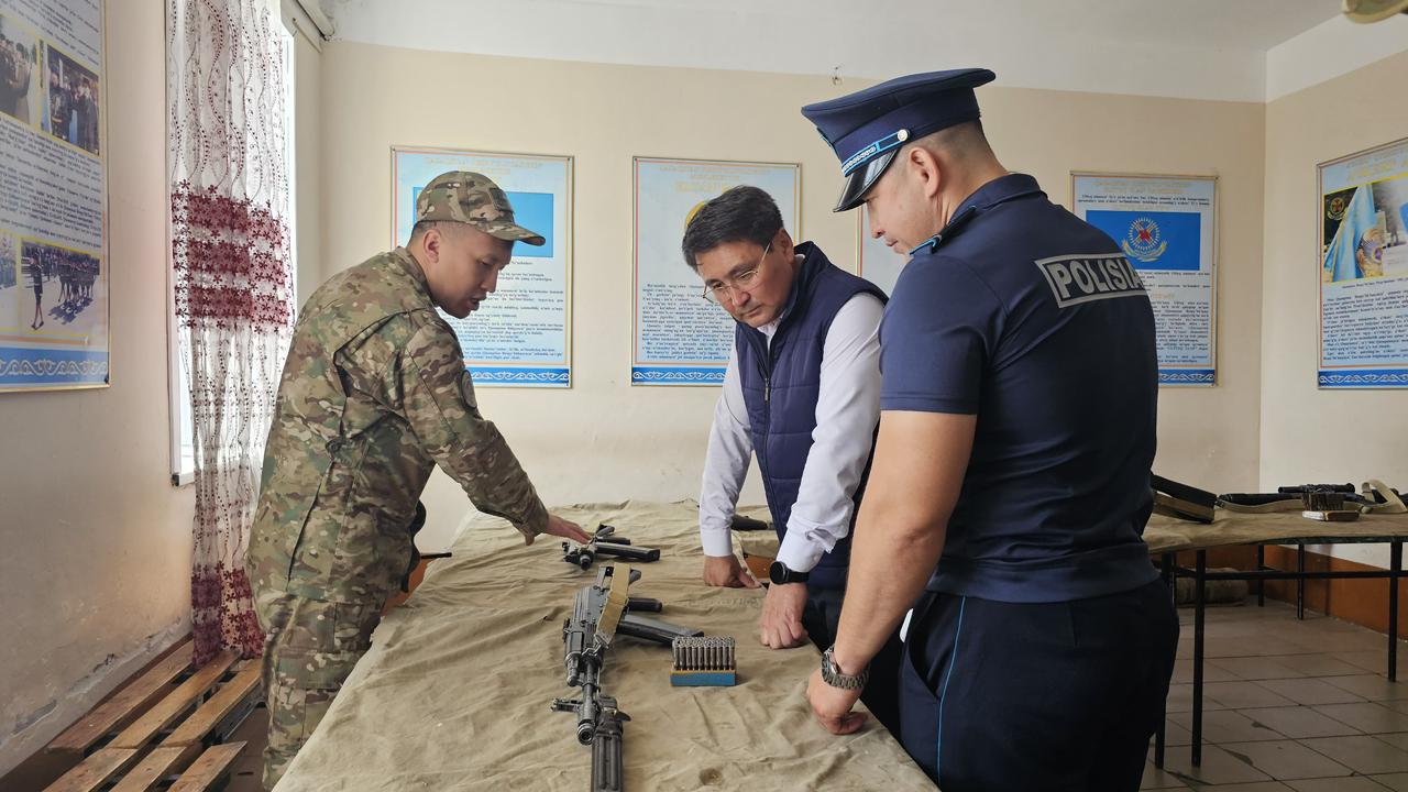 Қамысты ауданының әкімі 6697 әскери бөлімі 2-атқыштар ротасының тыныс-тіршілігімен танысты