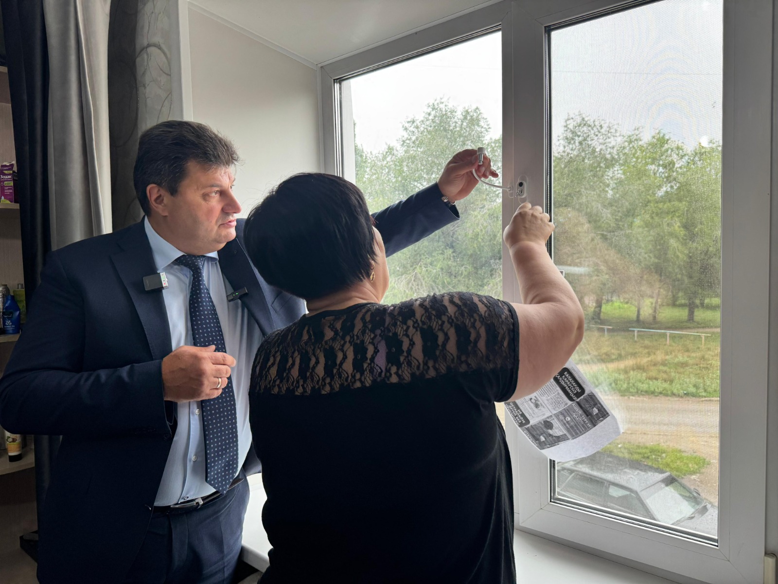 Сыннан – сабақ. Рудныйда көп қабатты үйлердің терезелеріне жаппай бекіткіш орнатылып жатыр