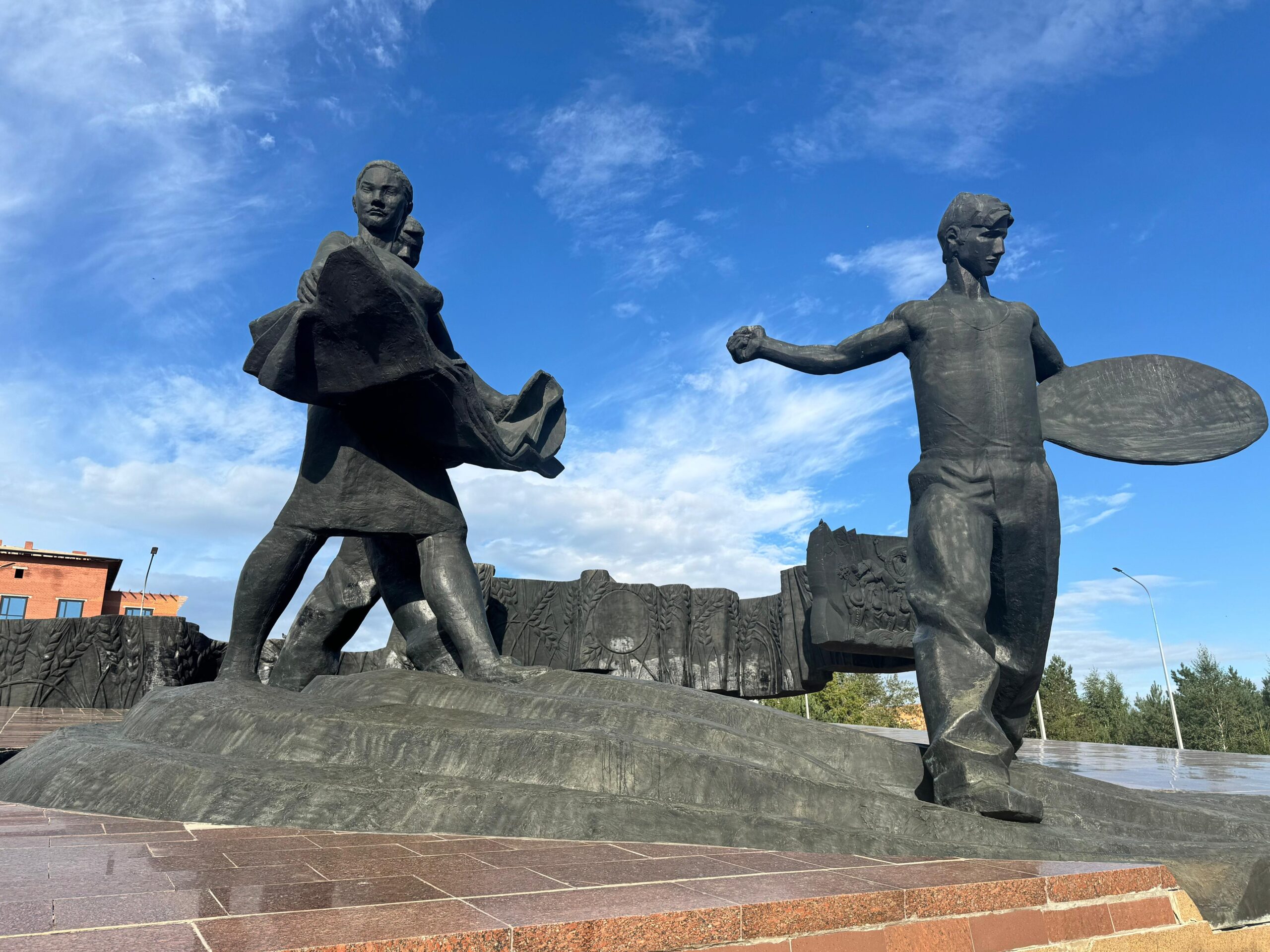 Қостанайдағы тың игерушілер мүсіні жөнделеді