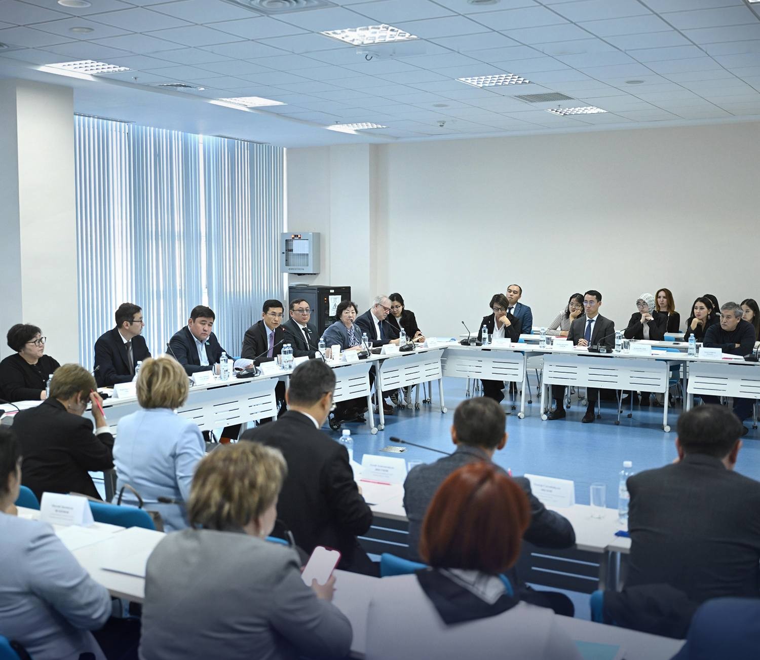 Мәжіліс депутаттары медициналық білім беру саласының өзекті мәселелерін талқылады