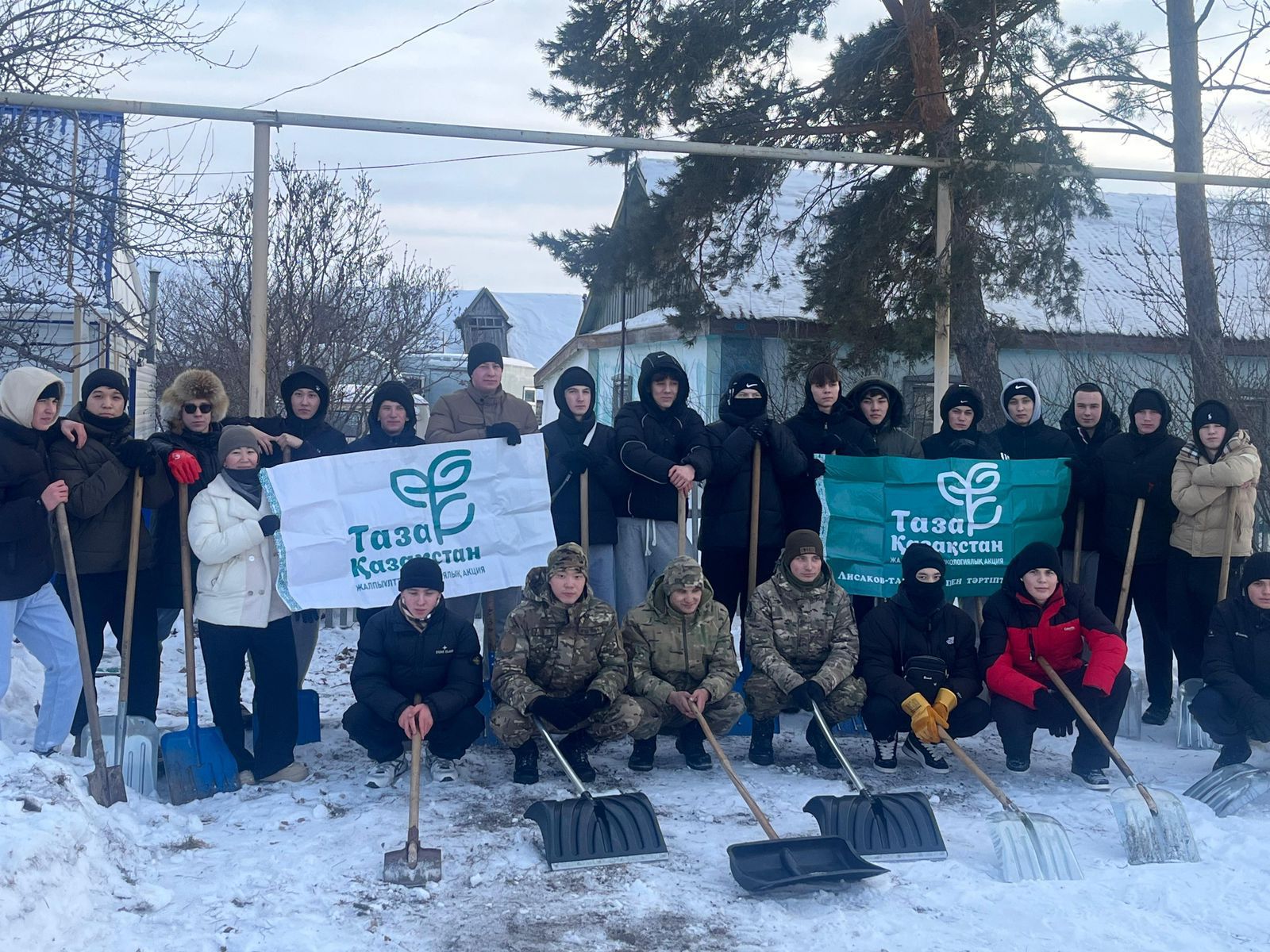Лисаков жастары қарт тұрғындарға көмек көрсетті