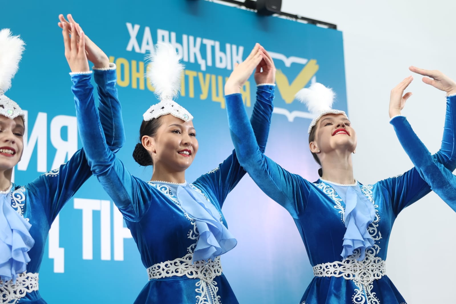 «AMANAT» партиясы «Мирас» өнер ұжымының концерттік бағдарламасын ұсынды