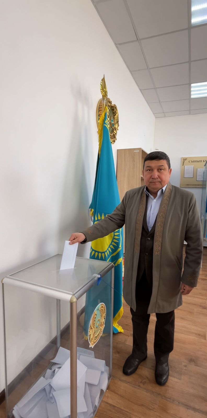 Сарыкөл ауданының әкімі референдумға отбасымен бірге қатысып, дауыс берді