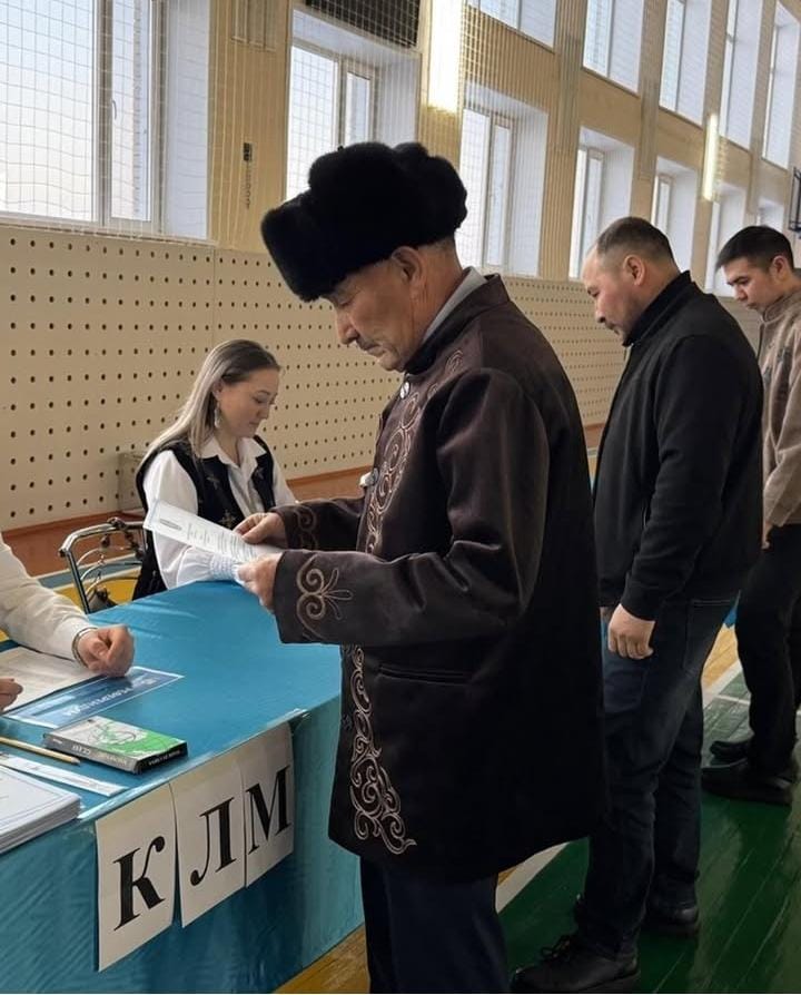 Қарасу ауданында дауыс берушілер ұлттық киім киіп келді