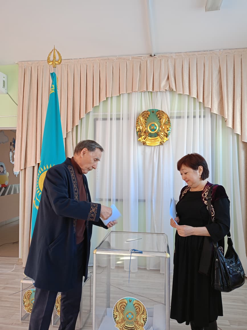 Ақсақалдар кеңесінің төрағасы учаскеге жұбайымен бірге барып таңдау жасады
