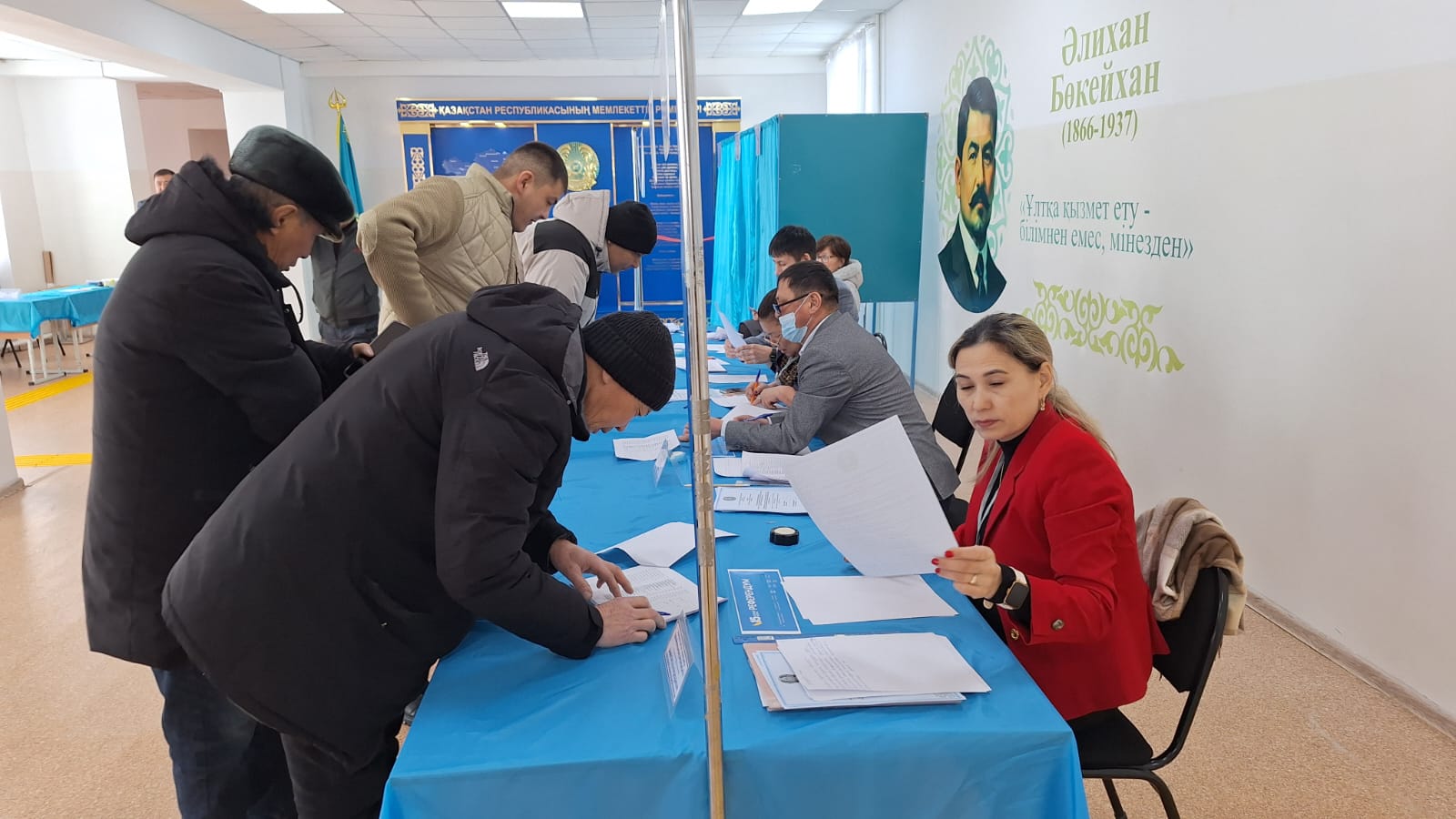 Тегін автобус, көңілді концерт: ауылда референдум қалай өтіп жатыр?