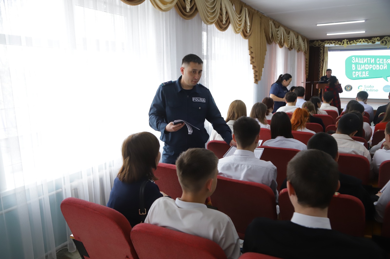 «Заң және тәртіп»: тәртіп сақшылары студенттермен кездесу өткізді
