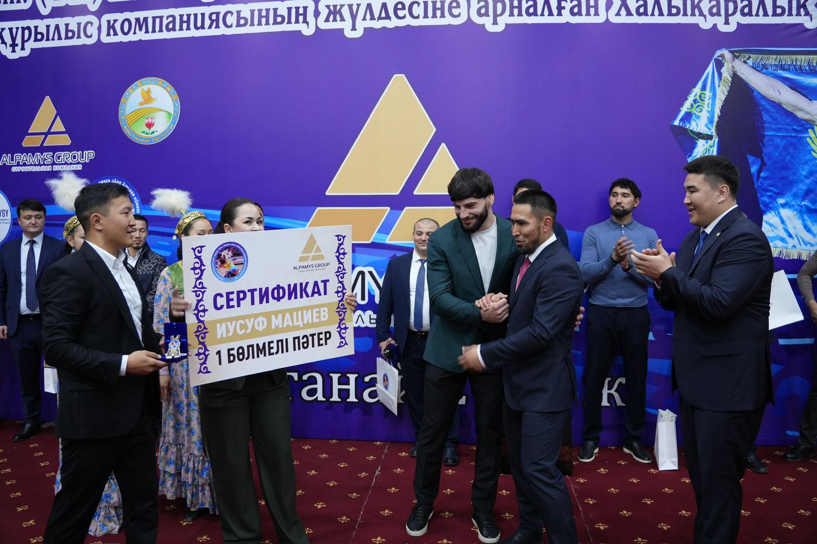 Қостанайда халықаралық турнир аясында балуанға пәтер сыйға берілді