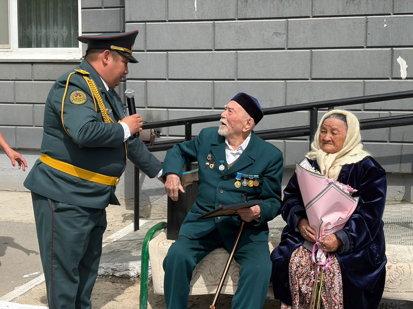Ерлікке тағзым: 100 жастан асқан ардагерге ерекше құрмет