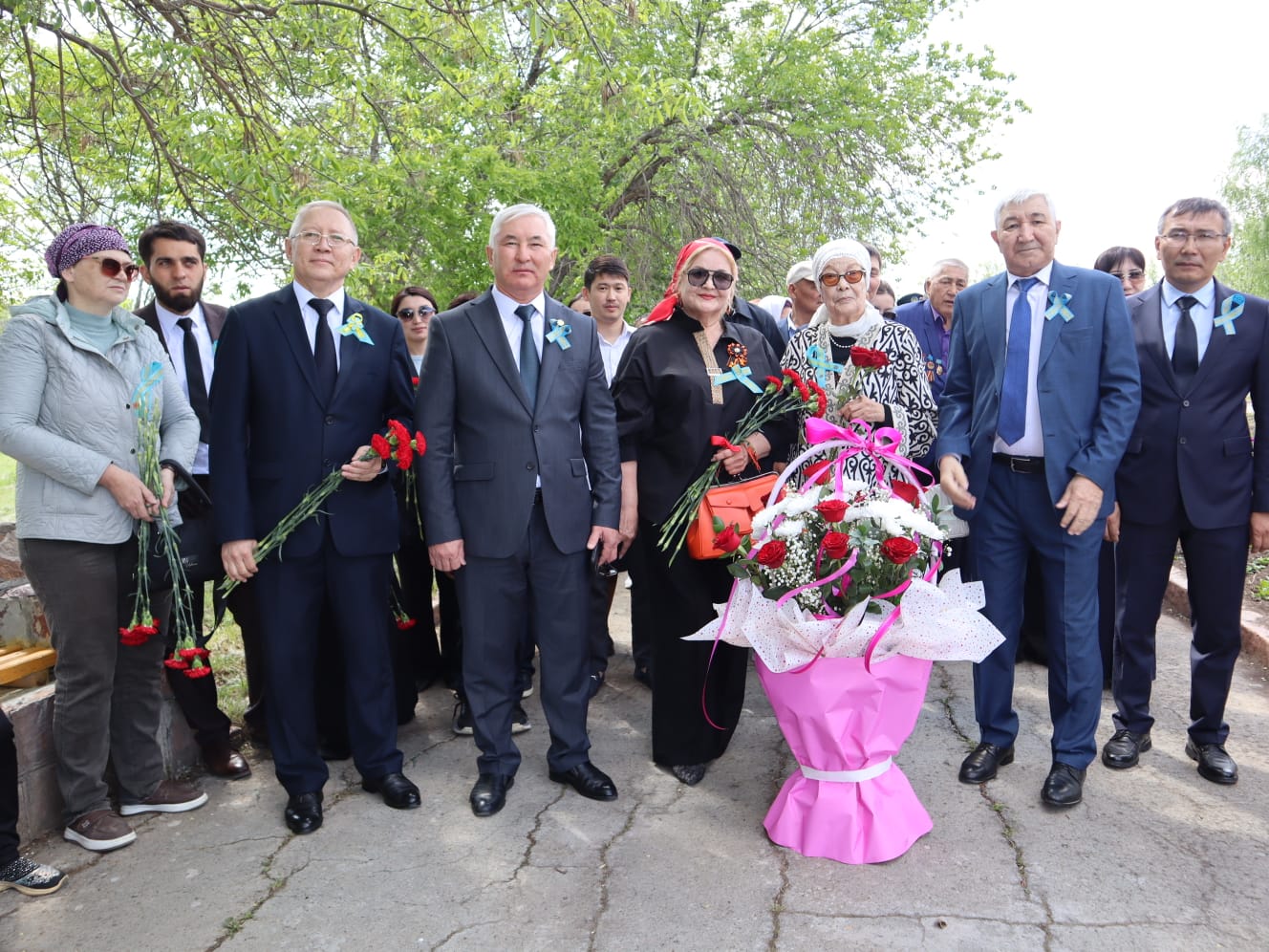 Арқалықтықтар мәңгілік алауға гүл шоқтарын қойды