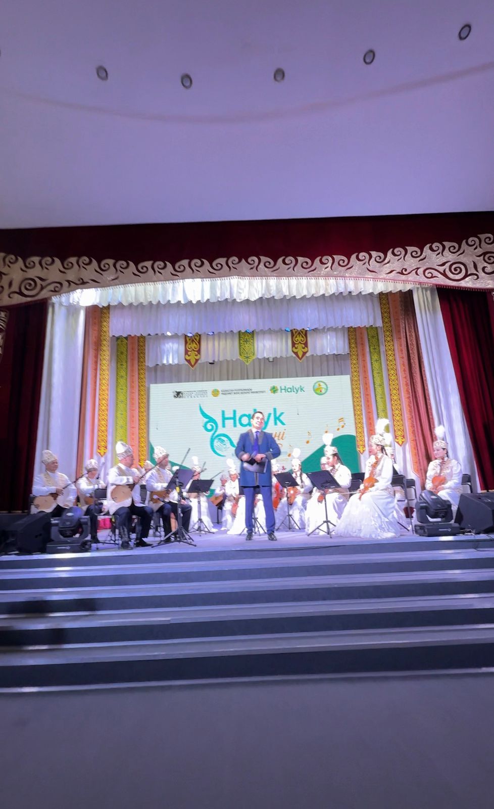 Құрманғазы оркестрі Сарыкөл сахнасында өнер көрсетті