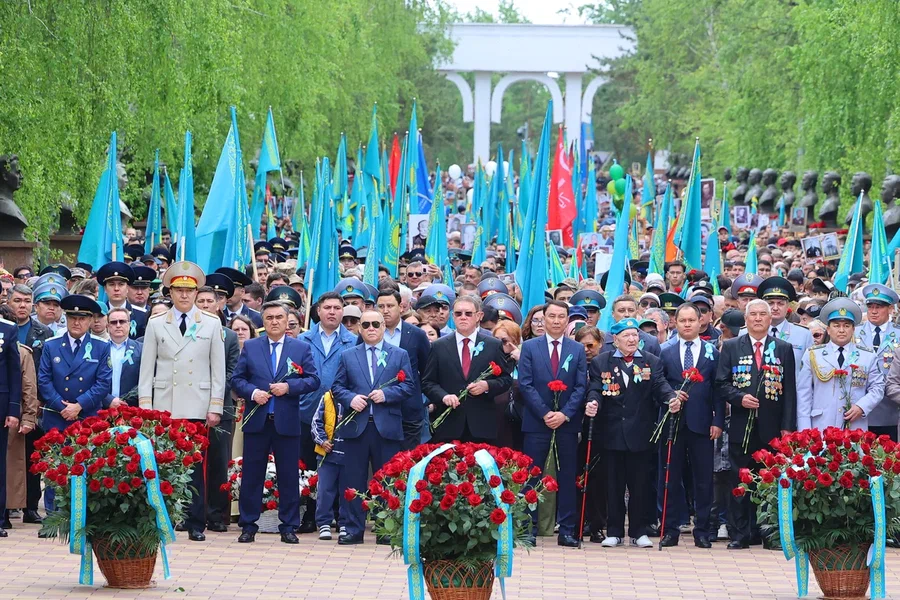Майдангерлер рухына мәңгілік тағзым. Жеңіс саябағында гүл шоғын қою рәсімі өтті