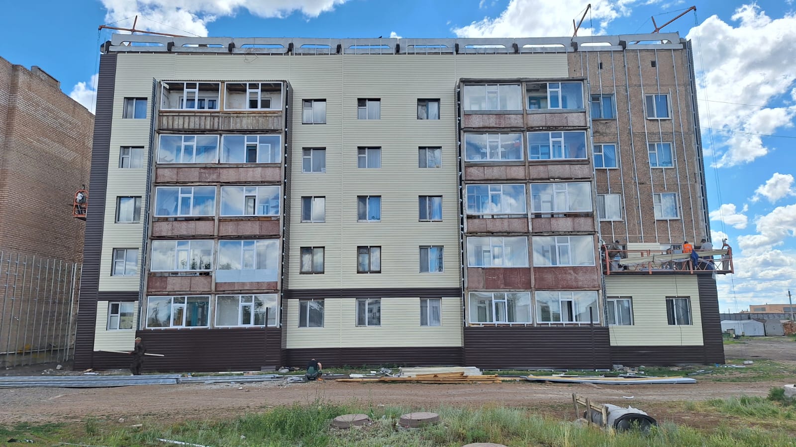 Арқалықта көпқабатты үйлердің қасбеттері жөнделіп жатыр