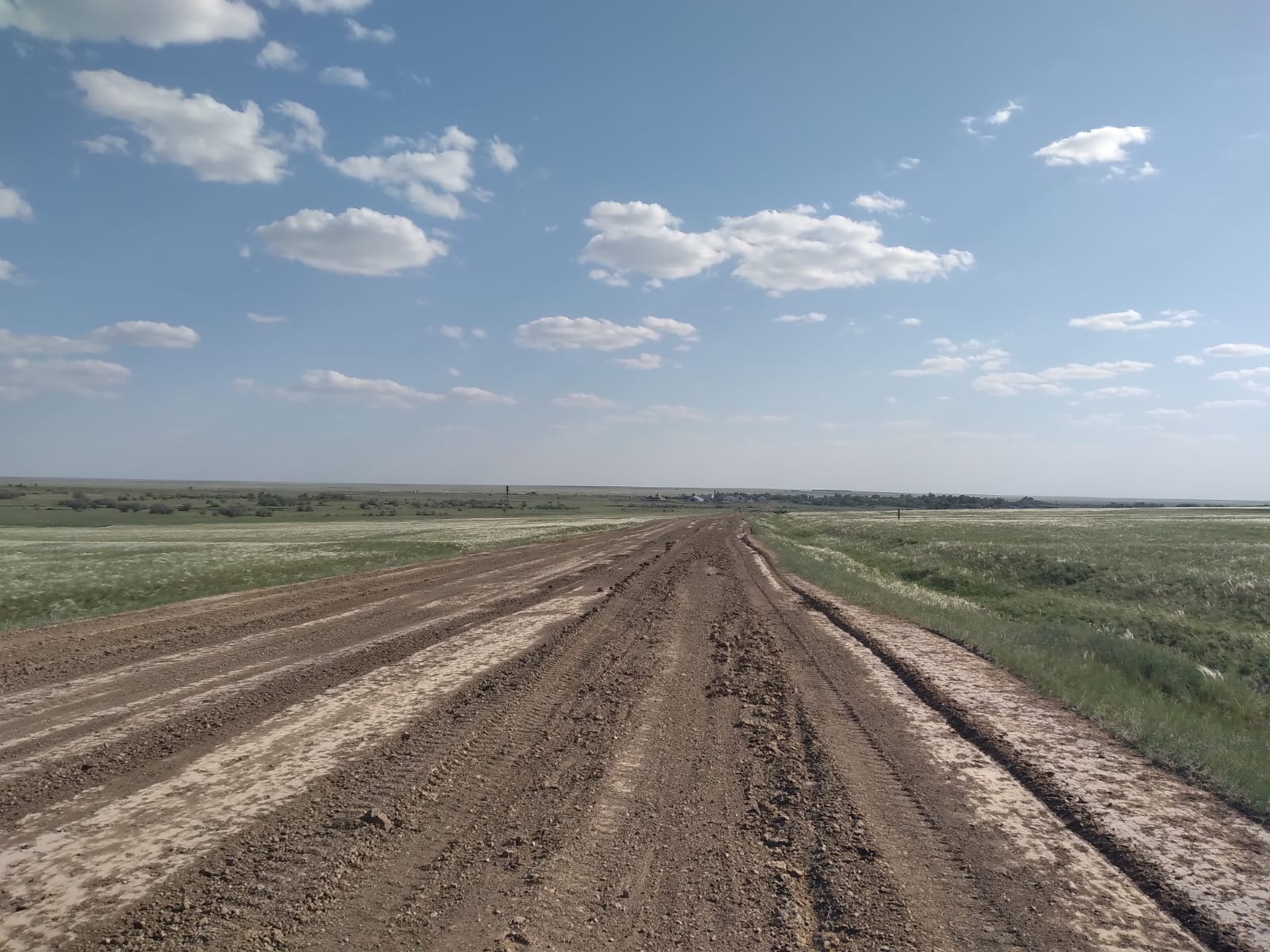Қарасуда ауыл жолы тегістелді