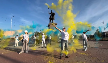 Құрылтай құрметіне: сарыкөлдік жастар флеш моб өткізді