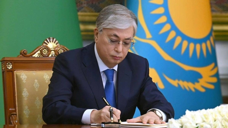 Президент Қорғаныс министрлігінің үш лауазым иесін қызметінен босатты