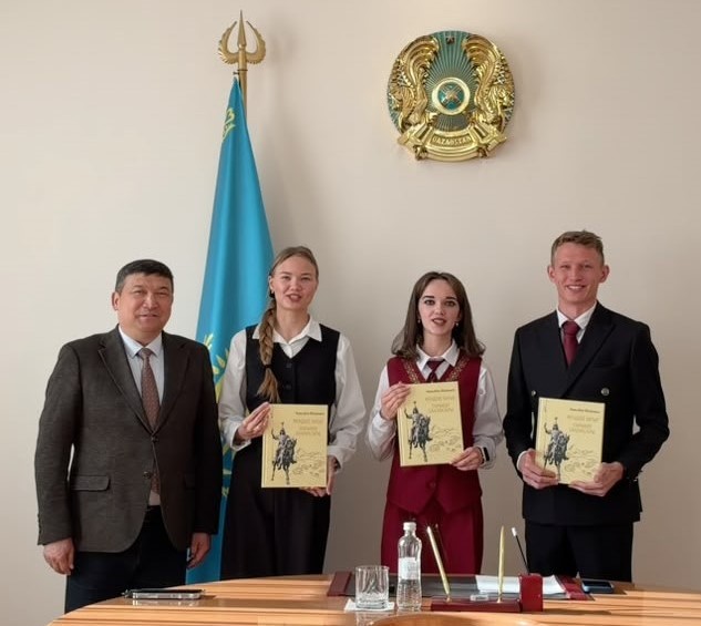 Сарыкөл ауданының әкімі жастарға кітап сыйлады